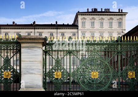 Palazzo reale (Königlicher Palast) von Turin, Piemont (Italien) von der Piazza Castello, dem Hauptplatz der Stadt aus gesehen Stockfoto