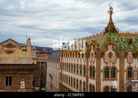 Architektonisches Detail des ungarischen Staatsschatzamtes, Hold utca, Lipótváros, Budapest, Ungarn Stockfoto