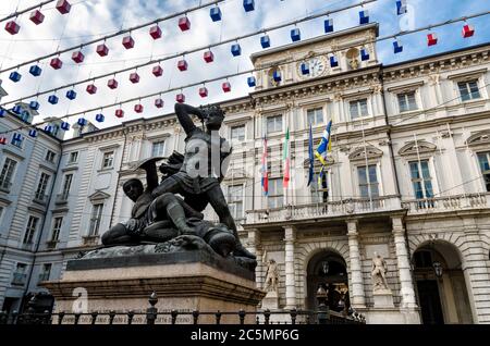 Turin (Italien), Palazzo di Città (Rathaus) mit dem Denkmal zum Gedenken an Amedeo VI von Savoia, auch bekannt als der Grüne Graf Stockfoto