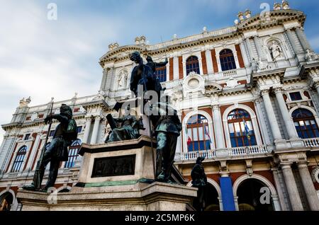 Piazza Carignano, einer der Hauptplätze von Turin (Italien) mit Palazzo Carignano, historischen Barockpalast und erste italienische parlament Stockfoto