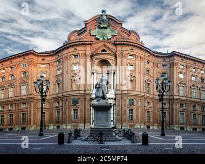 Piazza Carignano, einer der Hauptplätze von Turin (Italien) mit Palazzo Carignano, historischen Barockpalast und erste italienische parlament Stockfoto