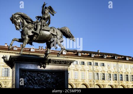 Piazza San Carlo, einer der wichtigsten Plätze von Turin (Italien) mit dem Reiterdenkmal von König Emanuele Filiberto Stockfoto