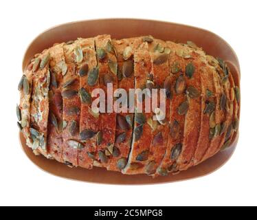 Brot in Scheiben mit Kürbiskernen in einem Holzkorb auf weiß isoliert. Beschneidungspfad enthalten. Stockfoto