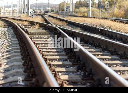 Gabelung von zwei Gleisen auf der Bahn, Wahl der Straße, wo zu gehen. Stockfoto