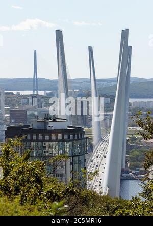 Blick auf die Brücke über die Bucht des Goldenen Horns von der Spitze des Adlernests im Zentrum von Wladiwostok. Stockfoto