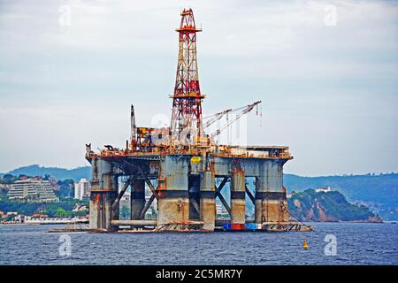 Ölplattform der brasilianischen Ölgesellschaft Petrobras in Guanabara Bucht, Rio de Janeiro, Brasilien Stockfoto