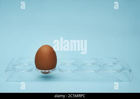 Hühnereier in einem Eierhalter. Lebensmittel, Protein in Lebensmitteln. Stockfoto