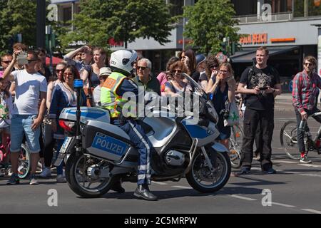 Berlin, Deutschland - Juni 01 2019: Polizist auf seinem Motorrad, der die Menschenmenge in der Innenstadt überwacht. Stockfoto