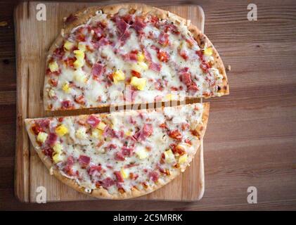 Köstliche italienische Pizza serviert auf Holztisch. Geschnitten Pizza Scheiben Stockfoto