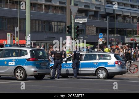 Berlin, Deutschland - Juni 01 2019: Polizisten vermessen die Menge an ihren Autos. Stockfoto