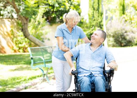 Lifestile von echten behinderten Menschen im Rollstuhl. Stockfoto