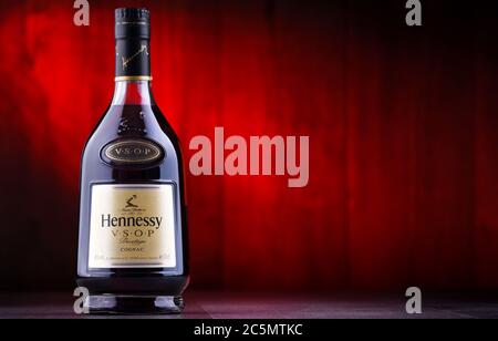 POZNAN, POL - 24. JUN 2020: Flasche Hennessy, eine Marke des berühmten Cognacs aus Cognac, Frankreich Stockfoto