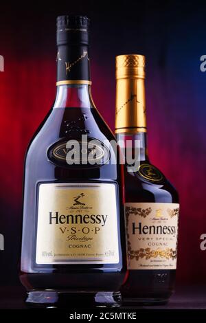 POZNAN, POL - 24. JUN 2020: Flaschen von Hennessy, einer Marke des berühmten Cognacs aus Cognac, Frankreich Stockfoto