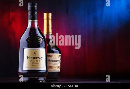 POZNAN, POL - 24. JUN 2020: Flaschen von Hennessy, einer Marke des berühmten Cognacs aus Cognac, Frankreich Stockfoto