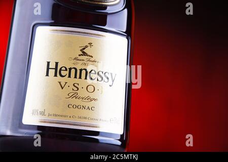 POZNAN, POL - 24. JUN 2020: Flasche Hennessy, eine Marke des berühmten Cognacs aus Cognac, Frankreich Stockfoto