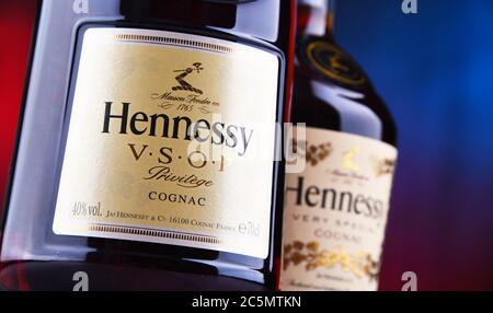 POZNAN, POL - 24. JUN 2020: Flaschen von Hennessy, einer Marke des berühmten Cognacs aus Cognac, Frankreich Stockfoto