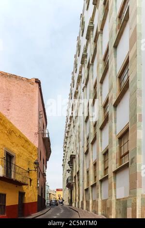 Guanajuato City, Mexiko - 26. April 2016: Eine schmale Straße bergauf - Calle Pedro Lascurain de Retana, neben der Universität von Guanajuato Stockfoto