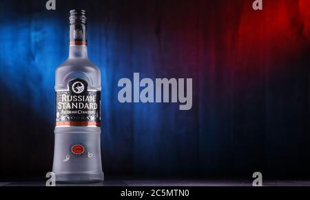 POSEN, POL - 26. JUN 2020: Flasche Russian Standard Vodka, die Welt-Nr. 1 russischer Premium-Wodka Stockfoto