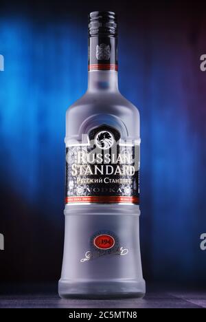 POSEN, POL - 26. JUN 2020: Flasche Russian Standard Vodka, die Welt-Nr. 1 russischer Premium-Wodka Stockfoto