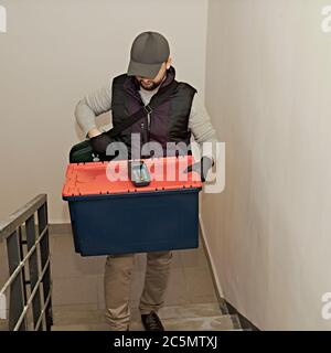Der Kurier liefert die Ware. Lieferung in Kartons und Paketen. Stockfoto