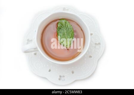 Frischer schwarzer Tee in einer hübschen Porzellanbecher Stockfoto