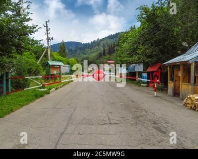 Almaty, Kasachstan - 17. Juli 2017: Der Blockpfosten auf der Straße, die zum Tien Shan Gebirge in der Nähe von Almaty Stadt, Kasachstan führt Stockfoto