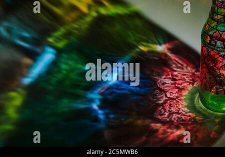 Licht, das durch eine Flasche mit farbigen Kunstwerken geht Stockfoto