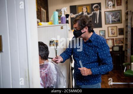 Die ersten Kunden bei der Wiedereröffnung von Jakes Barbers in Birmingham, da die Beschränkungen für die Coronavirus-Sperre in ganz England gelockert werden. Stockfoto