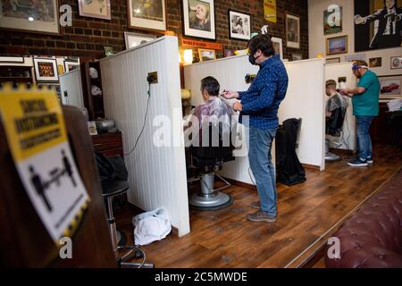 Die ersten Kunden bei der Wiedereröffnung von Jakes Barbers in Birmingham, da die Beschränkungen für die Coronavirus-Sperre in ganz England gelockert werden. Stockfoto