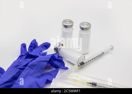 Die Flaschen Insulin für Diabetes und Injektionsspritze. Das Gesundheitskonzept mit Spritzen vor Hintergrund. Auf dem Tisch sind medizinische Gegenstände und Stockfoto