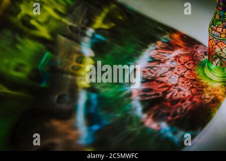 Licht, das durch eine Flasche mit farbigen Kunstwerken geht Stockfoto