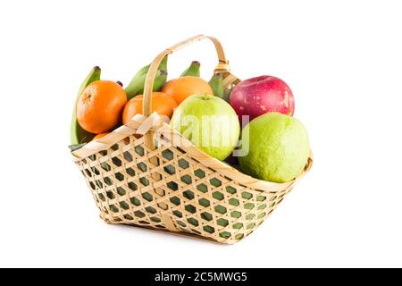 Orange, Guava, Banane und Apfel in Weidenkorb auf weißem Hintergrund Obst Gesundheit Lebensmittel isoliert Stockfoto