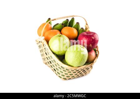 Orange, Guava, Banane und Apfel in Weidenkorb auf weißem Hintergrund Obst Gesundheit Lebensmittel isoliert Stockfoto