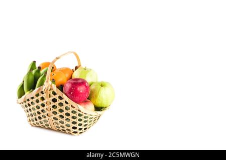 madarin Orange, Guava Obst, Banane und roter Apfel in Geschenkkorb auf weißem Hintergrund Obst Gesundheit Lebensmittel isoliert Stockfoto