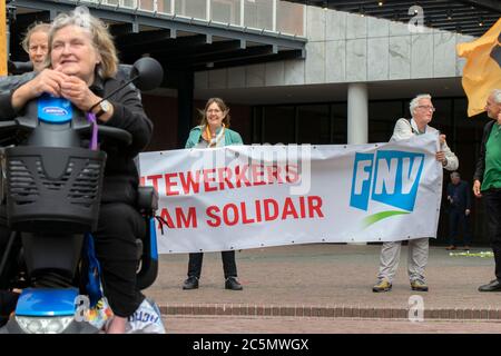 Flagge bei der Demonstration für 14 Euro Löhne in Amsterdam Niederlande 1-7-2020 Stockfoto