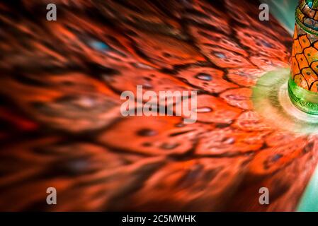 Licht, das durch eine Flasche mit farbigen Kunstwerken geht Stockfoto