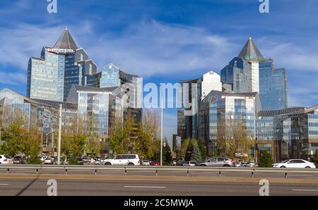 Almaty, Kasachstan - 9. November 2017: Business Center Nurly Tau in Almaty, Kasachstan. Hergestellt im Stil von Hi-Tech, wiederholte Silhouetten von mountai Stockfoto