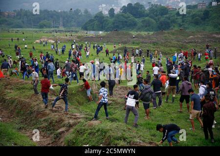 Lalitpur, Nepal. Juli 2020. Einheimische aus Kathmandu, Bhaktapur und Lalitpur treffen sich am Samstag, den 4. Juli 2020, bei einem Protest im Namen des 76.2 Kilometer langen Schnellstraßenprojekts, das von Khokana in Lalitpur in Khokana in Lalitpur, Nepal, startet. Die indigenen Newar-Gemeinden Khokana und Bungamati sind besorgt über den Schaden, den die Fast Track-Konstruktion ihrem Eigentum, Land und kulturellen Rechten zufügen könnte. Kredit: Skanda Gautam/ZUMA Wire/Alamy Live Nachrichten Stockfoto