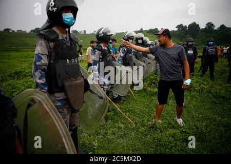 Lalitpur, Nepal. Juli 2020. Einheimische aus Kathmandu, Bhaktapur und Lalitpur treffen sich am Samstag, den 4. Juli 2020, bei einem Protest im Namen des 76.2 Kilometer langen Schnellstraßenprojekts, das von Khokana in Lalitpur in Khokana in Lalitpur, Nepal, startet. Die indigenen Newar-Gemeinden Khokana und Bungamati sind besorgt über den Schaden, den die Fast Track-Konstruktion ihrem Eigentum, Land und kulturellen Rechten zufügen könnte. Kredit: Skanda Gautam/ZUMA Wire/Alamy Live Nachrichten Stockfoto