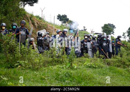 Lalitpur, Nepal. Juli 2020. Die Polizei feuerte Tränengasgranaten, nachdem Einheimische aus Kathmandu, Bhaktapur und Lalitpur am Samstag, den 4. Juli 2020, bei einem Protest im Namen des 76.2 Kilometer langen Schnellstraßenprojekts in Khokana in Lalitpur, Nepal, mit bewaffneten Polizeikräften und Riot-Polizeikräften zusammenprallen. Die indigenen Newar-Gemeinden Khokana und Bungamati sind besorgt über den Schaden, den die Fast Track-Konstruktion ihrem Eigentum, Land und kulturellen Rechten zufügen könnte. Kredit: Skanda Gautam/ZUMA Wire/Alamy Live Nachrichten Stockfoto