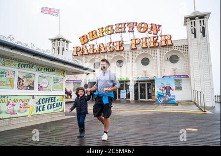Brighton UK 4. Juli 2020 - Gwyn Jones und sein Sohn Oscar (4).Genießen Sie sich auf Brighton Palace Pier, die heute Morgen wieder eröffnet, da die Sperrbeschränkungen in England heute weiter gelockert werden mit Pubs, Hotels und Restaurants dürfen während der Coronavirus-Pandemiekrise COVID-19 wieder ihre Türen öffnen : Credit Simon Dack / Alamy Live News Stockfoto