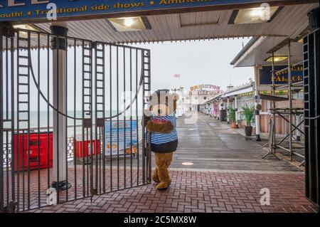 Brighton UK 4. Juli 2020 - der Brighton Palace Pier öffnet heute Morgen wieder, da die Sperrbeschränkungen in England heute weiter gelockert werden, mit Pubs, Hotels und Restaurants, die während der Coronavirus COVID-19 Pandemiekrise wieder ihre Türen öffnen dürfen : Credit Simon Dack / Alamy Live News Stockfoto