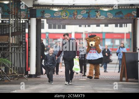 Brighton UK 4. Juli 2020 - Clark Puddick und sein Vater Garry sind die ersten Besucher zurück auf dem Brighton Palace Pier, der heute Morgen wieder eröffnet wurde, da die Sperrbeschränkungen heute in England weiter gelockert werden. Hotels und Restaurants dürfen während der Coronavirus-Pandemiekrise COVID-19 wieder ihre Türen öffnen : Credit Simon Dack / Alamy Live News Stockfoto