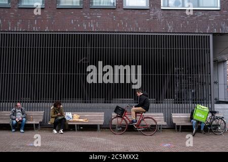 Amsterdam. Die Situation der Niederlande im Zusammenhang mit dem Coronavirus, wo die Mehrheit der Unternehmen fest ist und Sicherheitsmaßnahmen getroffen wurden Stockfoto