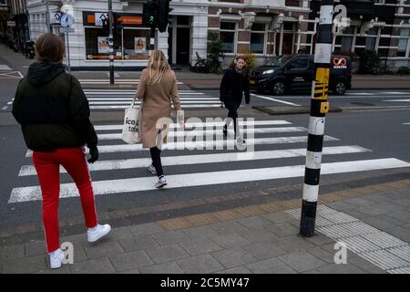 Amsterdam. Die Situation der Niederlande im Zusammenhang mit dem Coronavirus, wo die Mehrheit der Unternehmen fest ist und Sicherheitsmaßnahmen getroffen wurden Stockfoto