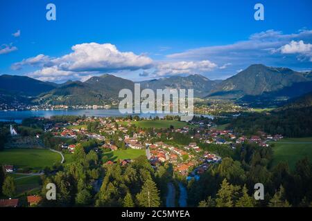 Bad Wiessee, Bayern, Deutschland, 03. Juli 2020. Luftaufnahme auf den bayerischen Tegernsee mit den Dörfern Abwinkl, Bad Wiessee, Rottach-Egern, Tegernsee mit seinem Kloster, St.Quirin und den Bergen Wallberg, Kreuzberg, Baumgartenscheid. © Peter Schatz / Alamy Stock Photos Stockfoto