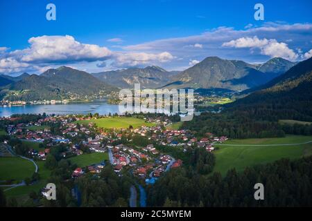 Bad Wiessee, Bayern, Deutschland, 03. Juli 2020. Luftaufnahme auf den bayerischen Tegernsee mit den Dörfern Abwinkl, Bad Wiessee, Rottach-Egern, Tegernsee mit seinem Kloster, St.Quirin und den Bergen Wallberg, Kreuzberg, Baumgartenscheid. © Peter Schatz / Alamy Stock Photos Stockfoto