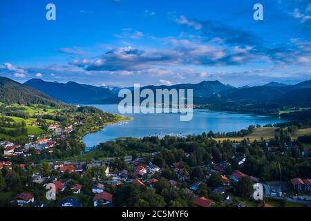 Bad Wiessee, Bayern, Deutschland, 03. Juli 2020. Luftaufnahme auf den bayerischen Tegernsee mit den Dörfern Abwinkl, Bad Wiessee, Rottach-Egern, Tegernsee mit seinem Kloster, St.Quirin und den Bergen Wallberg, Kreuzberg, Baumgartenscheid. © Peter Schatz / Alamy Stock Photos Stockfoto