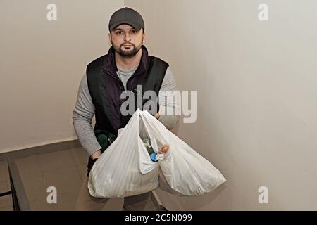 Der Kurier liefert die Ware. Lieferung in Kartons und Paketen. Stockfoto