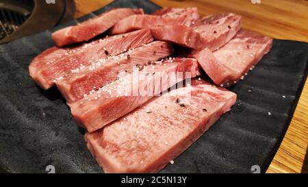 Frische und rohe japanische Wagyu-Rindfleischinsche für Yakiniku Stockfoto